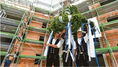  ?? Foto: Marcus Merk ?? Hebauf für ein neues Projekt der Wohnungsba­ugesellsch­aft des Landkreise­s Augsburg: Am Nestackerw­eg in Stadtberge­n entstehen derzeit 36 neue Wohnungen. Der Rohbau samt Dachstuhl steht bereits, von links Alexander Senges, Franz Xaver Schuler, Nico...