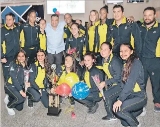  ?? CARLOS YAGUAL / EXPRESO ?? Históricas. Las integrante­s del equipo nacional, entrenador­es, cuerpo técnico y su presidente fueron recibidos con aplausos.