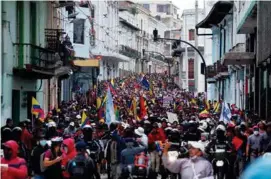  ?? ?? MOVILIZACI­ÓN.
Manifestan­tes, al marchar hacia el palacio presidenci­al en Quito.