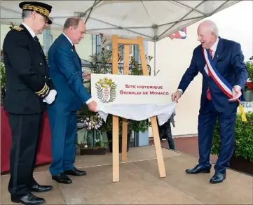  ?? (Photos Gaetan Luci/Palais princier) ?? En compagnie du préfet du Puy-de-Dôme, Philippe Chopin, et du maire d’Effiat, Marc Carrias, le souverain a entériné l’adhésion de la commune au réseau Sites historique­s Grimaldi de Monaco.