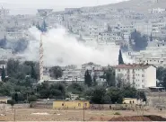  ?? GOKHAN SAHIN/Getty Images ?? Smoke rises from the Syrian town of Kobani. Islamic State militants have suffered setbacks and have begun retreating
from parts of the besieged Syrian border town.