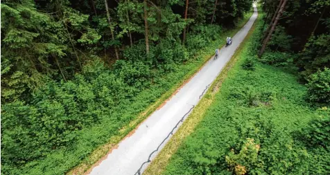  ?? Foto: Marcus Merk ?? Heute ein beliebter Radweg ins Grüne, früher eine Bahnstreck­e: Irmgard Del Pino vom Bund Naturschut­z setzt sich dafür ein, dass die Weldenbahn wieder in den Holzwinkel rollt.