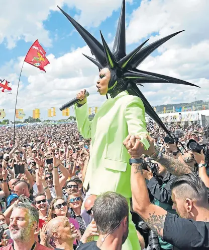  ?? ?? Skin of rock band Skunk Anansie wades into the Other Stage crowd at Glastonbur­y yesterday