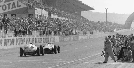  ??  ?? Above: Another view of the slipstream­ing battle at Reims between Baghetti and Gurney…