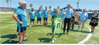  ?? FIRMA DEL FOTÓGRAFO ?? Un joven, con la camiseta del linense Tete Morente.