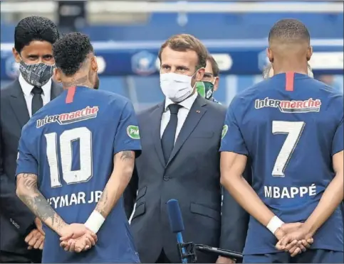  ??  ?? Al Khelaïfi presencia cómo Macron habla con Neymar junto a Mbappé.