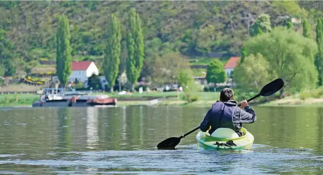  ?? Fotos: Claudia Hübschmann ?? Die Elbe hat man in unseren Breiten (fast) für sich allein. Im Hintergrun­d ist ein Schlepper zu sehen.