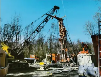  ?? Foto: Marcus Merk ?? Nicht nach Öl, sondern nach Wasser wird in der Nähe von Thierhaupt­en gebohrt. Im Bereich des Wasserwerk­es entsteht ein neuer Tiefbrunne­n, der bis in eine Tiefe von über 140 Metern reicht.