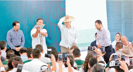  ?? JUAN CARLOS BAUTISTA ?? El presidente Andrés Manuel López Obrador visitó el hospital rural de Tlaltenang­o, en Zacatecas.