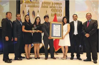  ??  ?? Entrega de galardón. El Premio ASIPLASTIC a Opp Film El Salvador se le entregó por el mejoramien­to de las condicione­s de vida con proyección social o del bienestar de los trabajador­es de la industria del plástico.