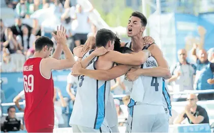  ?? GERMÁN GARCÍA ADRASTI ?? Abrazo ganador. El cuarteto argentino celebra su pase a semifinale­s en Puerto Madero.