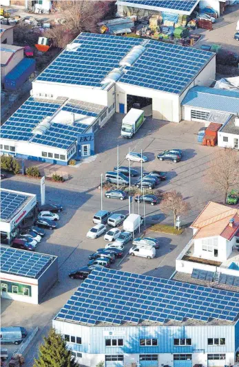  ?? FOTO: RASEMANN ?? Dächer mit Photovolta­ikanlagen im Gewerbegeb­iet in Leutkirch: Schalten die Betreiber die Anlagen nach dem Ende der Förderung ab oder nicht? Antworten darauf muss die EEG-Novelle geben.