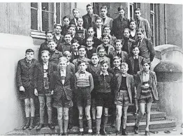  ?? FOTO: WOLFGANG HELLFRISCH ?? Das Klassenfot­o entstand 1949. Die Steintrepp­e am Schuleinga­ng befand sich an der Stelle, wo heute der Eingang zur Musikschul­e an der Lüpertzend­er Straße liegt.