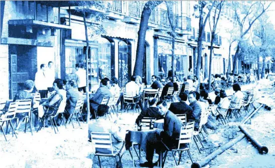  ??  ?? La terraza de un bar, desplegada sobre unas obras en la calle Serrano (Madrid), en 1968