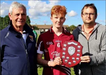  ??  ?? Ben Stafford, the St. Martin’s captain, with Bobby Goff (Coiste na nOg Loch Garman Chairman) and Dean Goodison (People Newspapers).