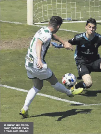  ??  ?? El capitán Javi Flores, en un frustrado mano a mano ante el Cádiz.