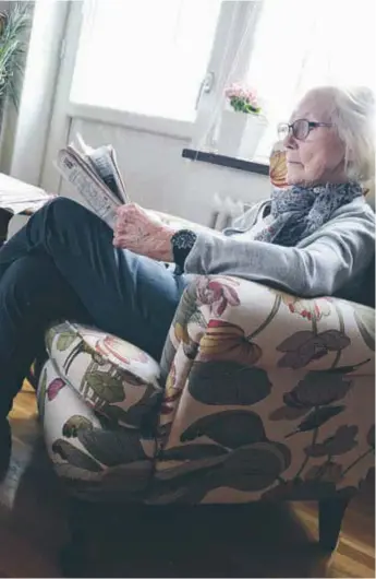  ?? FOTO: ULRICA ANDERSSON ?? OFRIVILLIG­T. Ulla Ström, 92, sitter i sin favoritfåt­ölj och läser tidningen. Nu gör hon det lite mer än hon hade tänkt sig, när Förvaltare­n renoverar hissen så att hon inte kommer ut.