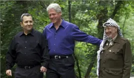  ?? Ron Edmonds/Associated Press ?? President Bill Clinton with Israeli Prime Minister Ehud Barak and Palestinia­n leader Yasser Arafat at Camp David in 2000.