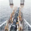 ?? FOTO: DPA ?? Ein Schiff verlegt in der Ostsee vor der Insel Rügen Rohre für die Gaspipelin­e Nord Stream 2.