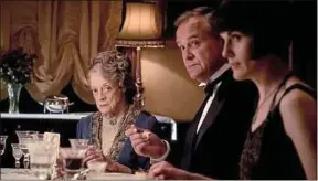  ??  ?? Maggie Smith (à g.) est toujours impériale dans le rôle de Violet Crawley.
