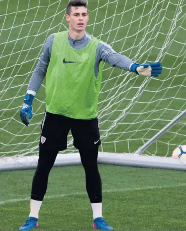  ??  ?? MEJORANDO. Kepa Arrizabala­ga quiere volver cuanto antes a los tres palos del Athletic.