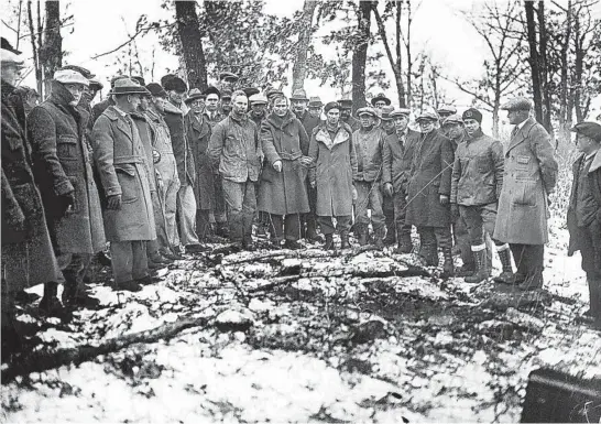  ?? CHICAGO TRIBUNE HISTORICAL PHOTO ?? A group stands on Battle Ridge where Clara Olson’s body was found on Dec. 2, 1926. The body was buried in yellow earth, less than a foot undergroun­d.