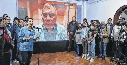  ?? Foto: René Fraga / EXTRA ?? Luisa González, integrante de la Revolución Ciudadana, y el expresiden­te Rafael Correa hablaron sobre los resultados del sufragio.