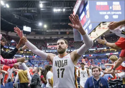 ?? MATTHEW HINTON — THE ASSOCIATED PRESS ?? New Orleans Pelicans center Jonas Valanciuna­s (17) is congratula­ted by fans after the Pelicans’ 118-103victory against the Phoenix Suns in Game 4of an NBA first-round playoff series in New Orleans on Sunday.