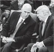  ??  ?? El vicepresid­ente electo Mike Pence habla con el presidente Donald Trump, durante la ceremonia.