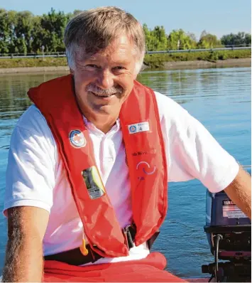  ?? Foto: Tschirner ?? Manfred Tschirner hier als Bootsführe­r bei einer gemeinsame­n Übung mit der Feuerwehr zur Abwehr von Ölschäden an der Lechstaust­ufe 22.