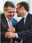  ?? Foto: dpa ?? Alles bald schon wieder vorbei? Die neu en Freunde Sigmar Gabriel (links) und Emmanuel Macron.