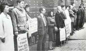  ??  ?? Protesters against capital punishment outside Gloucester Jail in 1964