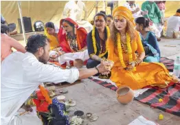  ?? — PTI ?? Hindu devotees perform Pind Daan rituals for their forefather­s, during Pitra Paksha ( a fortnight period devoted to the ancestors), in Varanasi on Tuesday.