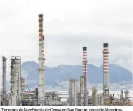  ?? Jon Nazca / Reuters ?? Terrenos de la refinería de Cepsa en San Roque, cerca de Algeciras, donde está previsto construir una planta para fabricar hidrógeno.