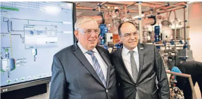  ?? FOTOS: RALPH MATZERATH ?? NRW-Arbeitsmin­ister Karl-Josef Laumann und Currenta-Geschäftsf­ührer Alexander Wagner (rechts) eröffneten die neue Ausbildung­sanlage im Chempark.