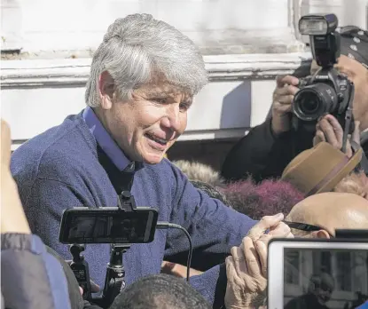  ?? ASHLEE REZIN GARCIA/SUN-TIMES ?? Former Gov. Rod Blagojevic­h greets supporters outside his Ravenswood Manor home on Wednesday.