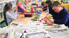  ?? FOTO: LENA HOGEKAMP ?? Nicht nur die Lehrer, sondern auch die Schüler freuen sich über das Patenabonn­ement. Ihnen gefällt die Arbeit mit der Zeitung.