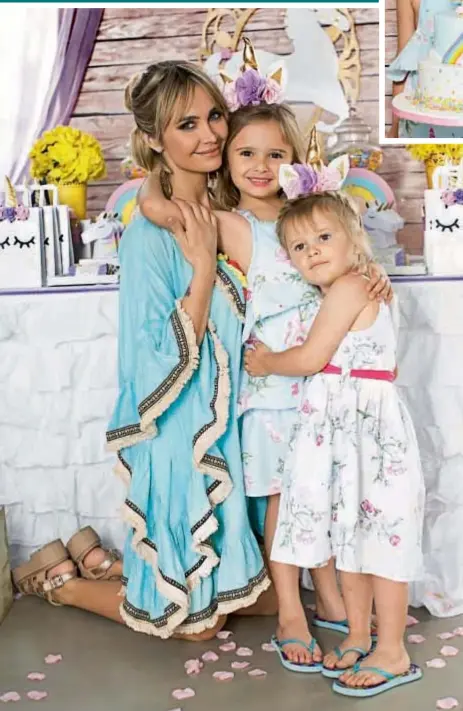  ??  ?? La modelo posó con sus hijas Isa e Indiana de 2 años. Las homenajead­a y su hermana posaron con la torta de Patricia Grenni de Tortas Art. La temática de la fiesta fue Unicornio.