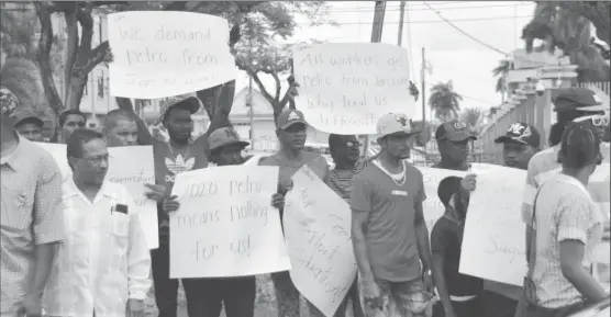  ??  ?? Sugar workers protesting outside the Ministry of the Presidency on Tuesday