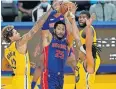  ?? PHOTO/JEFF CHIU] ?? Derrick Rose, center, is reportedly being traded to the New York Knicks by the Detroit Pistons. [AP