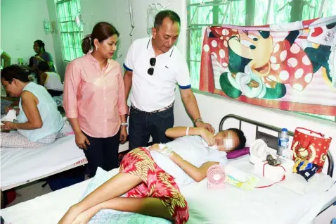  ?? — Jun Jaso/Pampanga PIO ?? COMFORTING. Board members Benny Jocson and Cherry Manalo visit and comfort a grade 10 student from Mabalacat who was allegedly a victim of attempted rape. The 17-year old girl suffered severe beating and is currently confined at Jose B. Lingad Hospital...