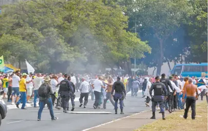  ??  ?? Taxistas e motoristas contratado­s por aplicativo­s chegaram a entrar em confronto ontem em Brasília