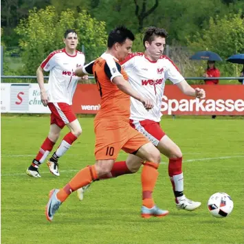  ?? Foto: Ernst Mayer ?? Michael Wieser (orange) vom SV Mindelzell im Laufduell mit Jettingens Stephan Brendle. Die Gastgeber hatten zahlreiche Chan cen, die Gäste trafen dennoch öfter.