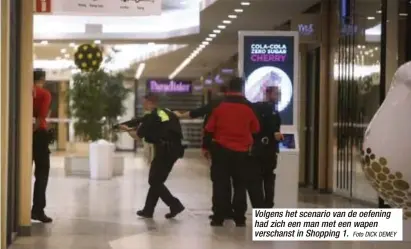  ?? Foto DICK DEMEY ?? Volgens het scenario van de oefening had zich een man met een wapen verschanst in Shopping 1.