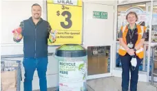  ?? ?? Tane Bradley of Agrisea and Alice Davidson of Paeroa Countdown are taking the lead allowing soft plastic packaging to be recycled into new products.