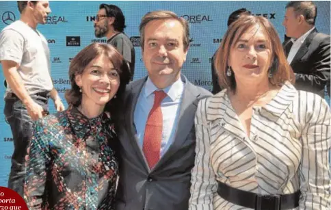  ?? ABC ?? Eduardo López- Puertas, junto a Nuria de Miguel (izquierda) y Charo Izquierdo