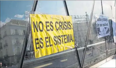  ?? DANI DUCH ?? Pancartas en la madrileña plaza de la Puerta del Sol, que ayer volvió a llenarse de indignados