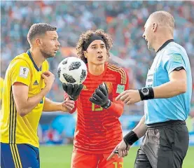  ?? EFE ?? Polémica. Ochoa y la pelota, Berg y su protesta y Pitana y la sanción.