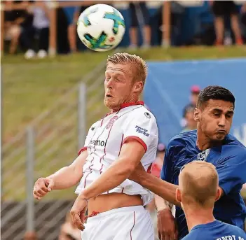  ?? FOTO: CHRISTOF WOLFF ?? Der verlorene Sohn ist zurück: Rouwen Hennings (weißes Trikot) setzt sich gegen zwei Velberter durch.