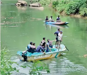  ?? ?? Navy and villagers searching for the body